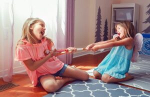 Αδέρφια: Πότε πρέπει να παρέμβετε στους τσακωμούς