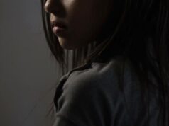 Επίτροπος Προστασίας των Δικαιωμάτων του Παιδιού: «Όχι» στη δευτερογενή θυματοποίηση παιδιών