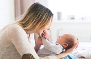 Το να τραγουδάτε πρόσωπο με πρόσωπο στο μωρό σας βοηθάει την κοινωνική του ανάπτυξη, αλλά και τη σύνδεση φροντιστή-βρέφους