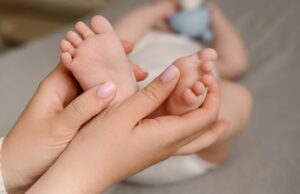 Τι είναι η σύμμιση χειλέων του αιδοίου των βρεφών;