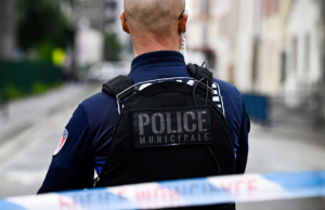 ΣΟΚ στην Γαλλία: Πατέρας ασελγούσε στην θετή του κόρη – Της έδενε τα μάτια και την εξέδιδε σε άντρες