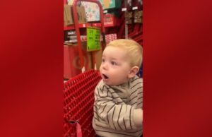 Νηπιάκι μπάινει σε κατάστημα με χριστουγεννιάτικα και… τα θέλει όλα!
