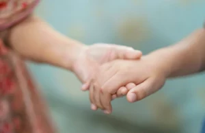 5 τρόποι να διδάξεις στο παιδί σου καλοσύνη