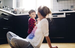 Πώς μοιάζει η αποτελεσματική πειθαρχία σε μωρά και νήπια, σύμφωνα με την κλινική ψυχολόγο Susan Heitler