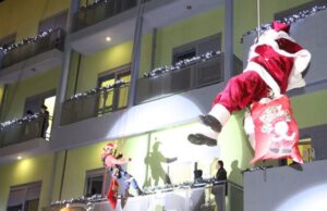 Ελλάδα: Πυροσβέστες ντύθηκαν Άγιοι Βασίληδες και μοίρασαν δώρα σε παιδιά με καρκίνο