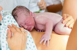 Θεσσαλονίκη: διασώστες του ΕΚΑΒ ξεγέννησαν βιαστικό μωράκι… στο σπίτι του!