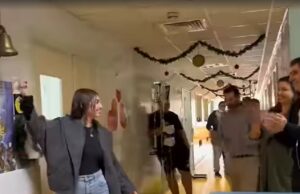 Στιγμές συγκίνησης: Χτύπησε το καμπανάκι της νίκης στο Παιδοογκολογικό (VID)