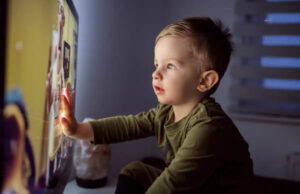 Πέρα από τον χρόνο οθόνης: οι πολύπλοκοι παράγοντες που διαμορφώνουν την ανάπτυξη ενός παιδιού