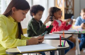 4 σημάδια πως το παιδί έχει εθιστεί στα social media και πότε να ανησυχήσεις