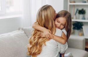 Πώς να βοηθήσουμε το παιδί να εκφραστεί: Επιστημονική προσέγγιση στην ενίσχυση της επικοινωνίας