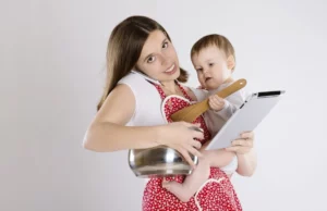 Οι μαμάδες επωμίζονται το 79% των καθημερινών οικογενειακών υποχρεώσεων, σύμφωνα με νέα μελέτη