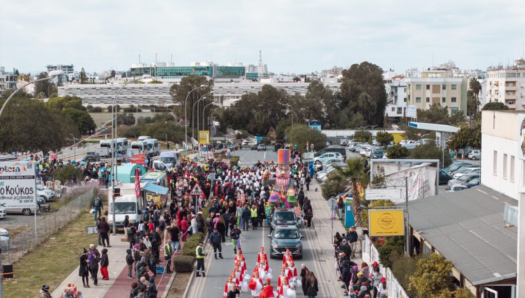 Πιο τσουχτερό κρύο; Γέμισε με παιδικά χαμόγελα και μικρούς Καρναβαλιστές η Αγλαντζιά!