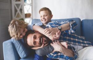 Μπαμπάδες: Τα αστεία σας ενισχύουν την ανάπτυξη των παιδιών