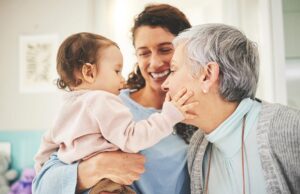 Η γιαγιά από τη μεριά της μαμάς φροντίζει καλύτερα τα εγγόνια της, σύμφωνα με νέα μελέτη