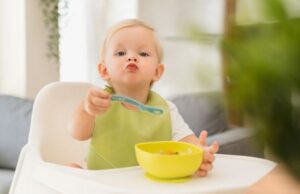 Νήπιο: Ώρα για φαγητό με κουτάλι στο χέρι – ψυχραιμία!