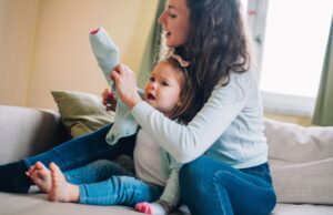 Πώς θα μάθω στο παιδί να βάζει τη ζακέτα του; Το Μοντεσσοριανό κόλπο που διευκολύνει τα νηπιάκια μας