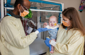 Όταν η ιατρική κάνει θαύματα – Το πρώτο μωρό στον κόσμο που έλαβε εξατομικευμένη γονιδιακή θεραπεία