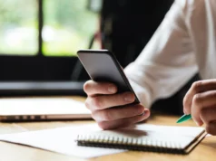 Η Νότια Κορέα απαγορεύει τα κινητά στις σχολικές αίθουσες από το 2026