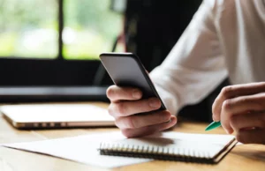 Η Νότια Κορέα απαγορεύει τα κινητά στις σχολικές αίθουσες από το 2026