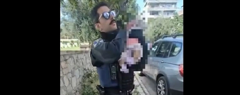 Άλιμος: Η συγκλονιστική στιγμή που αστυνομικός βρίσκει το μωρό δίπλα σε κάδο σκουπιδιών