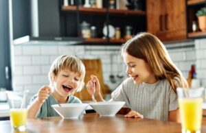 Πιο χαρούμενοι και αισιόδοξοι όσοι έχουν αδερφή