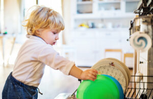 Πώς αξιοποίησα την τάση του νηπίου μου να με μιμείται κάνοντας το υπεύθυνο βοηθό μου