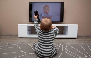 Οθόνες: Όχι και τόσο «αθώα» η λίγη τηλεόραση για το μωρό
