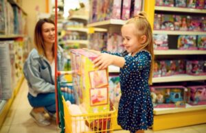 Όταν η αγάπη… κοστίζει: Το 52% των γονιών ξοδεύει υπερβολικά για αυτόν τον λόγο