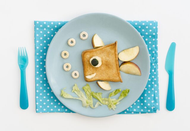 plate-with-toast-fish-shape-with-apple-desk