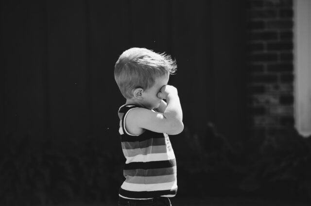 sad-child-black-white