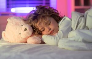Γονείς: Δεν σταματούν τις «πατέντες» για να καταφέρουν να βάλουν τα παιδιά για ύπνο