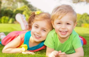 Tα παιδιά που μεγαλώνουν με αδερφές είναι πιο χαρούμενα, σύμφωνα με την επιστήμη