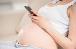 Κινητό στην εγκυμοσύνη: Πιθανές επιπτώσεις σε μητέρα και έμβρυο λόγω υπερβολικής χρήσης