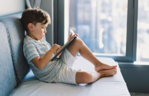 Παιδιά: Τα 3/4 είναι προσκολλημένα στις οθόνες – Τι δείχνει νέα έρευνα