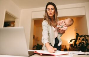 Γονείς ζογκλέρ: Ποιες οι θυσίες και οι δυσκολίες των εργαζόμενων γονέων;