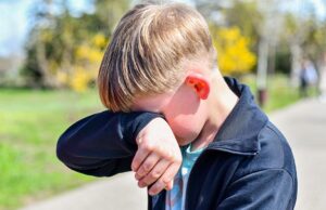 «Μην κλαις, είσαι αγόρι» και άλλες 4 στερεοτυπικές φράσεις που ακούνε τα παιδιά από μικρά