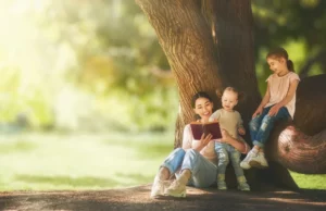 Όλο και λιγότεροι γονείς διαβάζουν παραμύθια – Μήπως ξεχνάμε τη δύναμη του βιβλίου;