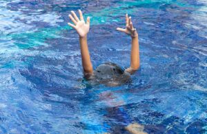 Πνιγμός στη θάλασσα: 5 καίριες συμβουλές για να κρατήσουμε τα παιδιά μας ασφαλή