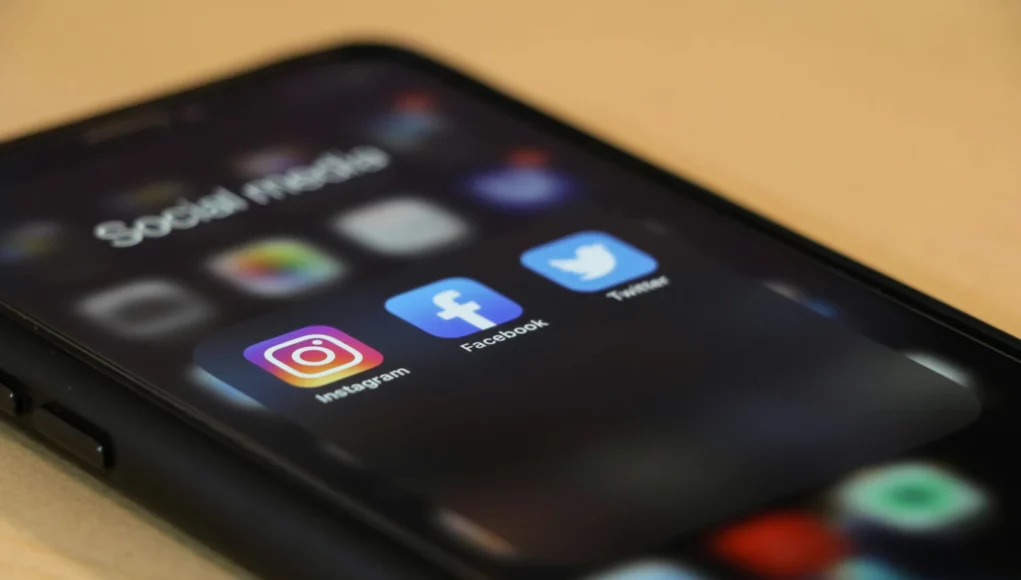 Η Βρετανία εξετάζει χρονικό όριο στα social media για τους εφήβους