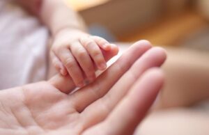 Γεννιόμαστε «άνθρωποι» ή γινόμαστε; Τι μαθαίνουμε στο παιδί;