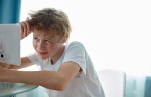 Looksmaxxing: Η TikTok τάση που απειλεί την ψυχική υγεία των αγοριών