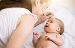 Πώς τα γλυκά λόγια της μαμάς ενισχύουν την «ορμόνη της αγάπης» του μωρού
