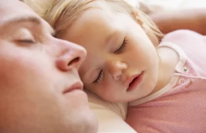 Πόσες ώρες ΠΡΕΠΕΙ να κοιμάται το 24ωρο ένα παιδί 2 ετών (πίνακας ύπνου ανά ηλικία παιδιού)