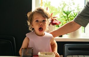 Τα πιο επικίνδυνα τρόφιμα για πνιγμό παιδιού – Τι πρέπει να προσέχουν οι γονείς