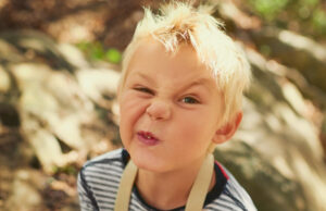 Emily Robertson: “Τα επιθετικά παιδιά χρειάζονται ειδικές παρεμβάσεις με επίκεντρο τους γονείς”