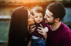 Γιατί πρέπει πάντα να αγκαλιάζουμε ένα παιδί που κλαίει – για όποιον λόγο κι αν κλαίει