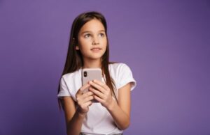 Η πολύωρη έκθεση σε οθόνες βλάπτει την καρδιά των παιδιών