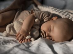 Λευκοί ήχοι: Τι είναι και πώς βοηθούν τα μωρά να κοιμηθούν;
