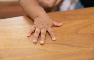 Άγριος ξυλοδαρμός μωρού ενός έτους σε παιδικό σταθμό στις ΗΠΑ – Σοκαριστικές εικόνες