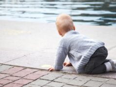 Θεσσαλονίκη: μωράκια 1 και 2 ετών βρέθηκαν να μπουσουλάνε μόνα τους στον δρόμο!